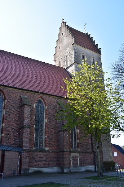 verkleinert_1227_St._Andreas_Kirche_Aussenansicht.jpg